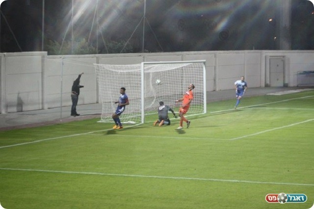 והכדור ברשת. סרסור מגלגל פנימה מול בויטר (לוטפי עיסא)